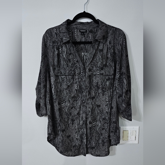 Torrid snakeskin print georgette button front top 1X plus size - Picture 4 of 8